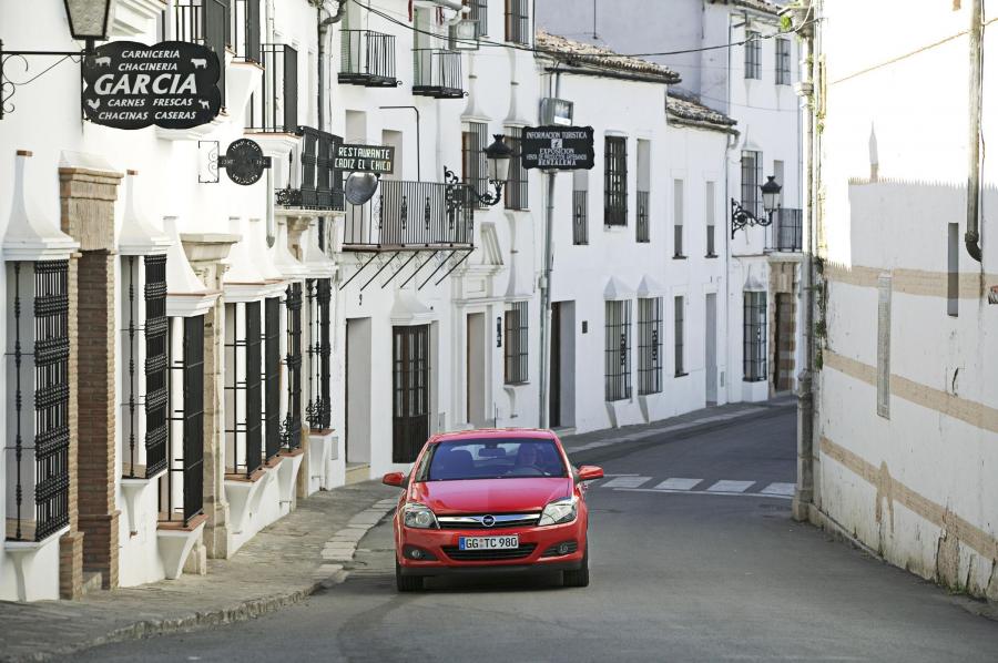 Opel Astra GTC 2005 года  (фото 13 из 212)